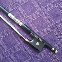 Load image into Gallery viewer, Bow, 3/4 violin, JonPaul Noir*, black carbon fiber, fancy - Quantum Bass Market